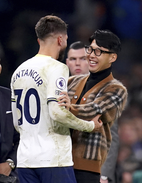 Tottenham Hotspur's Son Heung-min celebrates with Rodrigo Bentancur at the end of a Premier League match between Tottenham Hotspur and Leeds United at Tottenham Hotspur Stadium in London on Saturday. Son, who has been out following surgery on an orbital fracture, joined teammates to celebrate after the final whistle in his first public appearance since being injured on Nov. 1. [AP/YONHAP]