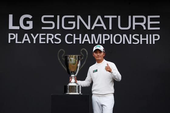 Kim Yeong-su celebrates winning the LG Signature Players Championship at Seowon Valley Country Club at Paju, Gyeonggi.on Sunday. [KPGA/YONHAP]