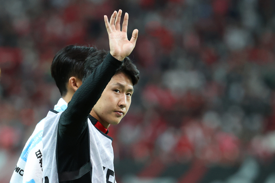 Lee Kang-in gestures to fans after Korea's 1-0 win against Cameroon on Sept. 27 at Seoul World Cup Stadium in western Seoul. Lee did not play the match. [NEWS1]