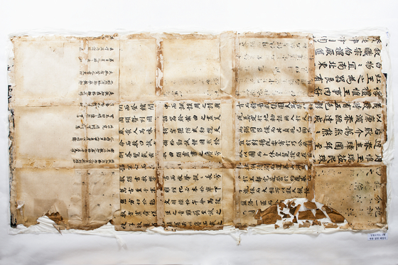 During the restoration of the Ilwolobongdo, answer sheets of a gwageo examination, or the highest-level state examination, from 1804, were discovered. The answer sheets were used as backing paper for the painting. [NATIONAL RESEARCH INSTITUTE OF CULTURAL HERITAGE]