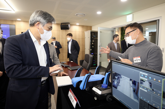 IFEZ Commissioner Kim Jin-yong meets with start-up CEOs during a forum in October. [INCHEON FREE ECONOMIC ZONE]
