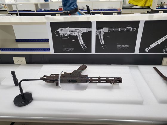 A CT Scan shows that there are 26 bullets left in the submachine gun excavated from the demilitarized zone. [YIM SEUNG-HYE]