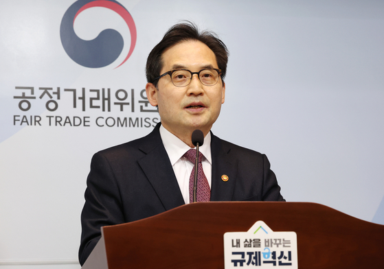 Fair Trade Commission Chairman Han Ki-jeong at his first press conference since taking office in September in Sejong on Monday. [YONHAP]