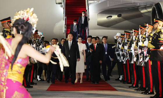 President Yoon Suk-yeol and first lady Kim Keon-hee arrive at Ngurah Rai International Airport in Bali, Indonesia, on Sunday. [YONHAP]