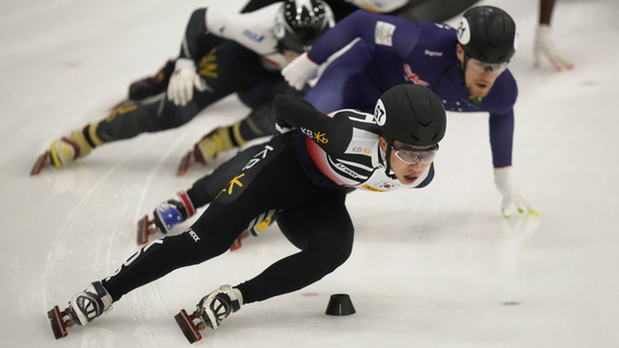 Park Ji-won, center, skates during the final of the men's 1,500 meters at the Four Continents Championship in Salt Lake City on Nov. 11.  [AP/YONHAP]