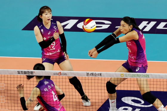 Kim Yeon-koung, right, receives the ball during a Pink Spiders' game against Hi-pass on Sunday at Samsan Stadium in Incheon. [NEWS1]