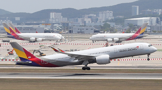 An Asiana Airlines plane takes off from Incheon International Airport [NEWS1]