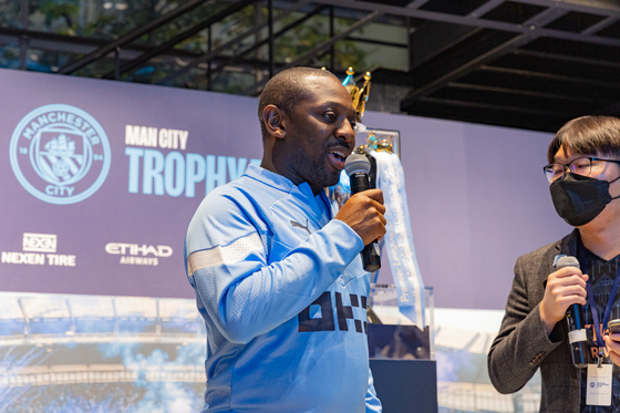 Shaun Wright-Phillips talks to Manchester City fans on Sunday at SJ Kunsthalle in Gangnam District, southern Seoul. [MANCHESTER CITY FOOTBALL CLUB]