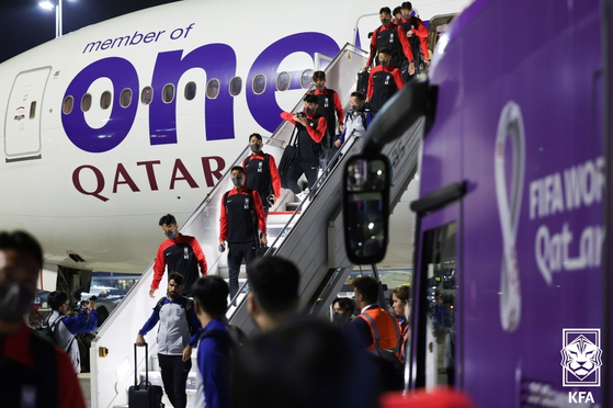 Asia-based players and coaches from the Korean national football team arrive en masse in Doha for the 2022 Qatar World Cup on Monday morning. The players will train in Qatar for the next 10 days before facing Uruguay in their first match on Nov. 24, with Europe-based players joining the squad over the next few days.  [YONHAP]