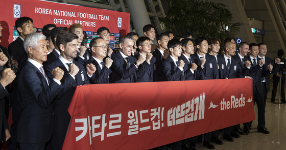Asia-based members of the Korean national team along with coaching and administrative staff pose at Incheon International Airport on Sunday before departing for Qatar.  [NEWS1]
