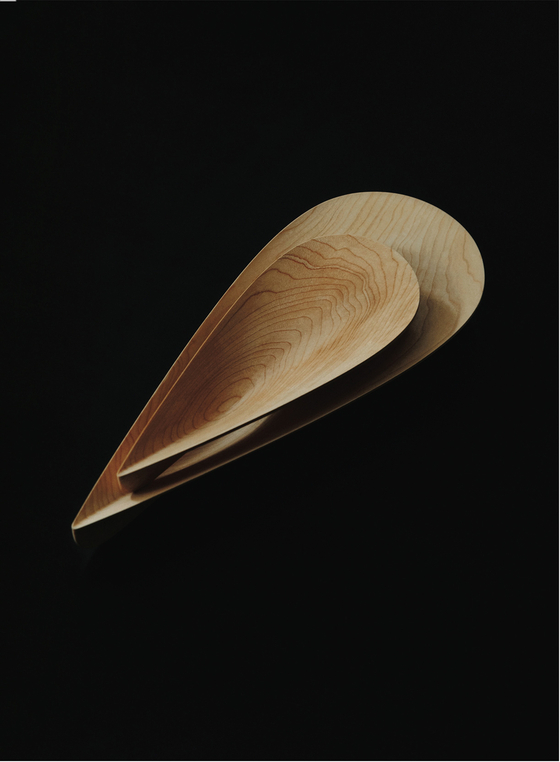 Designer Lee Suk-woo’s “Wood Drop” series are water drop-shaped wooden trays [KOREA CRAFT & DESIGN FOUNDATION]