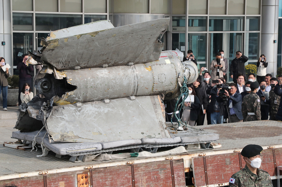 The remains of a short-range ballistic missile North Korea flew across the de-facto maritime border in the East Sea on Nov. 2. The South Korean military retrieved the debris from international waters in the East Sea on Sunday and showed it to reporters on Wednesday. [YONHAP]