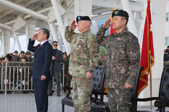 South Korea’s Defense Minister Lee Jong-sup, left, Combined Forces Command (CFC) Commander Gen. Paul LaCamera, center, and Deputy CFC Commander Gen. Ahn Byung-seok salute during a ceremony marking the completion of the CFC relocation to Camp Humphreys in Pyeongtaek, Gyeonggi, on Tuesday. [YONHAP]