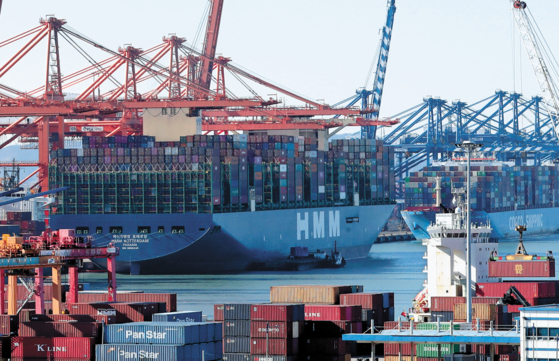 HMM’s container vessel sails from Busan Port. [YONHAP]
