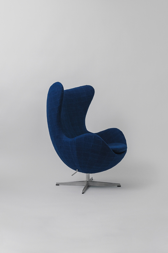 Artisan Jung Kwan-chae covered a 1958 version of Fritz Hansen’s famous Egg chair with an indigo patchwork, dyed with natural pigments. [KOREA CRAFT & DESIGN FOUNDATION]
