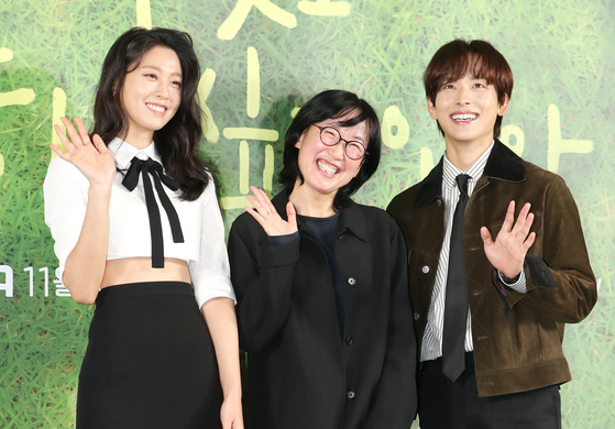 From left, actor Seolhyun, director Lee Yoon-jung and actor Yim Si-wan pose for the camera at a local press event to promote their upcoming ENA drama series "Summer Strike" at Stanford Hotel Korea in western Seoul on Tuesday. [NEWS1] 