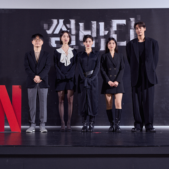 From left, director Jung Ji-woo, actors Kang Hae-rim, Kim Su-yeon Kim Yong-ji and Kim Young-kwang pose for photos at a press event for the Netflix series "Somebody" at Konkuk University Entrance branch of Lotte Cinema in eastern Seoul, Tuesday. [NETFLIX]                