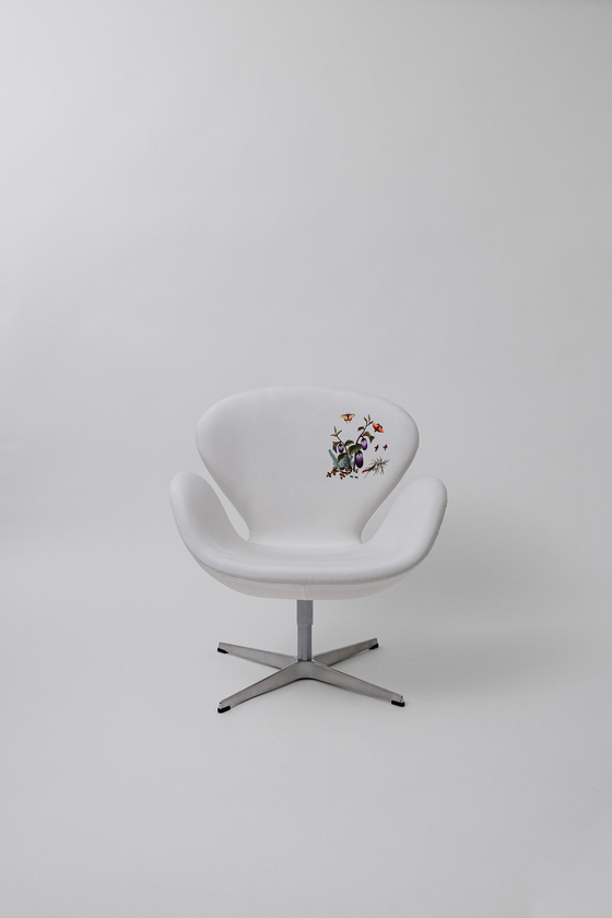 Artisan Choi Jeong-in embroidered “Chochungdo,” a series of paintings depicting plants and insects by Shin Saimdang (1504-1551), an artist of the Joseon Dynasty (1392-1910), onto Fritz Hansen’s 1958 Swan chair. [KOREA CRAFT & DESIGN FOUNDATION]