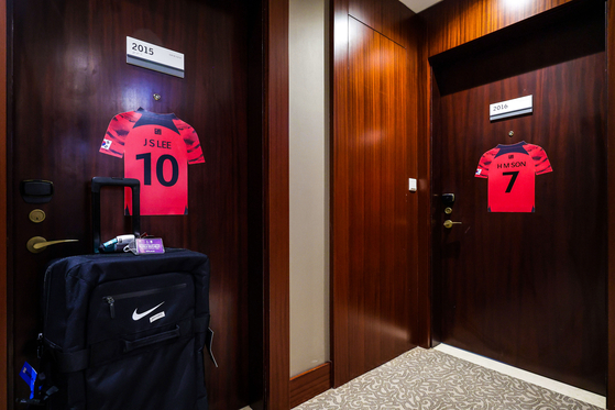 The door to Lee Jae-sung, left, and Son Heung-min's rooms at Le Meridien City Center in Doha, Qatar.  [JOONGANG ILBO]