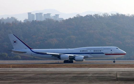 The presidential jet departs from Seoul Air Base in Seongnam, Gyeonggi, last Friday. [NEWS1]