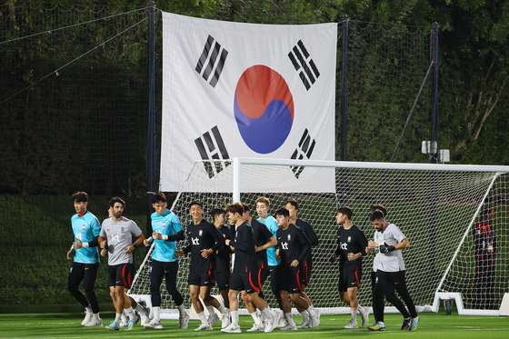 Members of the Korean national football team conduct their first training session after arriving in Qatar at the Al Egla Training Facility in Doha on Monday night. The majority of the team was available for the training session, which focused mainly on overcoming jetlag, with a few Europe-based players joining the squad later on Monday night or on Tuesday.  [JOONGANG ILBO]