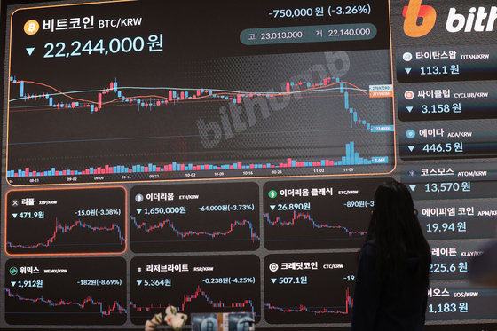  An electronic display board at Bithumb office in Seocho District, southern Seoul, shows Bitcoin plummeting on Monday. [NEWS1]