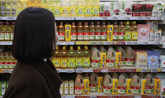 A shopper browses a section of groceries at a large mart in Seoul on Monday. [NEWS1]