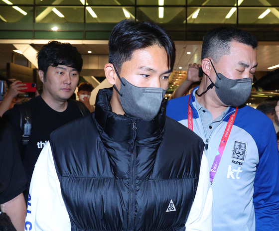Jeong Woo-yeong arrives in Qatar from Germany to join the Korean World Cup squad.  [YONHAP]