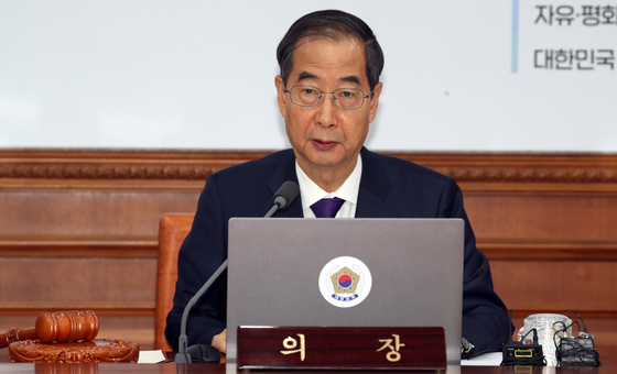 Prime Minister Han Duck-soo speaks during a Cabinet meeting at the government complex in Seoul on Monday. [NEWS1]