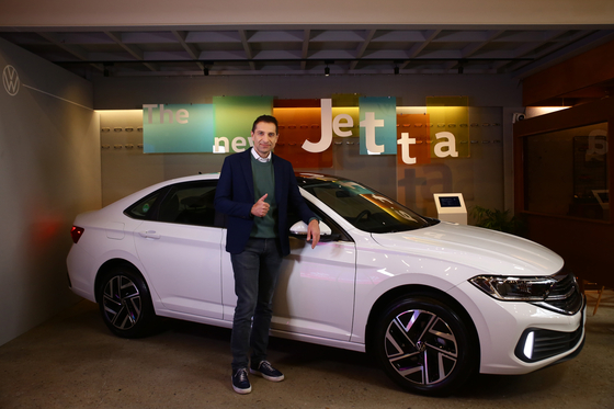 Sacha Askidjian, executive director of Volkswagen Korea, poses with the new Jetta sedan during a media event Wednesday held in eastern Seoul. [VOLKSWAGEN KOREA]