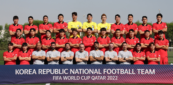 The complete Korean national team for the 2022 Qatar World Cup pose for a photo at Al Egla Training Facility in Doha, Qatar on Wednesday. Third row from left: Hwang Ui-jo, Paik Seung-ho, Jung Woo-young, Kim Min-jae, Song Bum-keun, Kim Seung-gyu, Jo Hyeon-woo, Kim Young-gwon, Kwon Kyung-won, Cho Yu-min and Cho Gue-sung. Second row from left: Song Min-kyu, Jeong Woo-yeong, Na Sang-ho, Hwang In-beom, Hwang Hee-chan, Son Heung-min, Lee Jae-sung, Kim Tae-hwan, Son Jun-ho, Kwon Chang-hoon and Lee Kang-in. Front row from left: Yoon Jong-gyu, Kim Moon-hwan, Michael Kim, Filipe Coelho, Sergio Costa, Paulo Bento, Vitor Silvestre, Pedro Antonio Neves Pereira, Choi Tae-uk, Hong Chul and Kim Jin-su. [YONHAP]