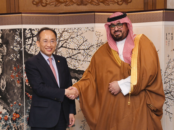 Korean Finance Minister Choo Kyung-ho, left, shakes hands with Faisal bin Fadhil Alibrahim. Saudi Arabia’s Minister of Economy and Planning, at the government complex in Seoul. [MINISTRY OF ECONOMY AND FINANCE]