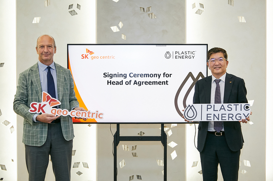 Carlos Monreal, left, CEO of Plastic Energy, poses with SK geo centric CEO Na Kyung-soo after signing an agreement to co-build a plastic recycling plant in Ulsan. [SK GEO CENTRIC]