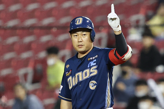 Yang Eui-ji of the NC Dinos celebrates after hitting a two-run home run against the Doosan Bears on Sept. 21.  [YONHAP]