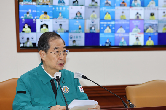 Prime Minister Han Duck-soo presides over a meeting at the Central Disaster and Safety Countermeasure Headquarters on Wednesday. [YONHAP]