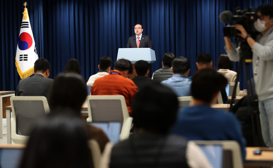 President Yoon Suk-yeol's natural security adviser Kim Sung-han speaks during a briefing at the presidential office in Yongsan District, central Seoul, on Wednesday. [NEWS1]