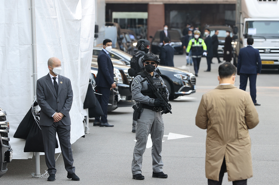Intense security, including personnel in armored suits, was present at the entrance of Lotte Hotel, which was obscured with tenting material, in downtown Seoul on Thursday. Saudi Arabia’s Crown Prince Mohammad bin Salman Al Saud stayed at the hotel from early Thursday morning. Prime Minister Han Duck-soo greeted the crown prince at Seoul Air Base. [YONHAP]