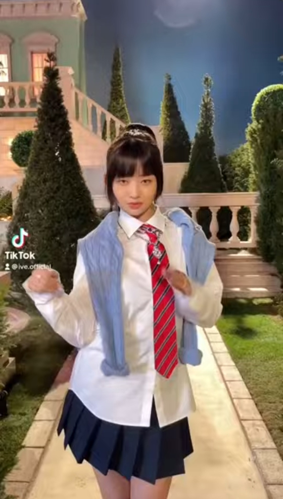 Rei of Ive in a short TikTok video promoting the girl group's song "Love Dive" (2022). [SCREEN CAPTURE]