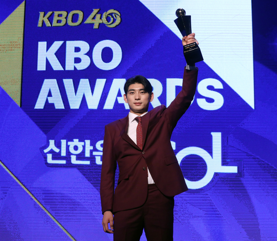 Lee Jung-hoo of the Kiwoom Heroes celebrates after winning the 2022 KBO MVP award at The Westin Josun Seoul in central Seoul on Thursday.  [NEWS1]