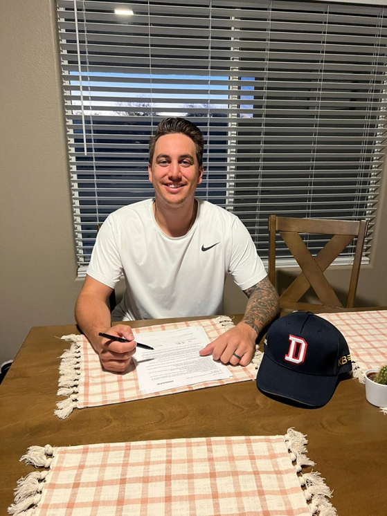 Dylan File poses while signing a contract with the Doosan Bears in a photo released by the club on Thursday.  [DOOSAN BEARS]