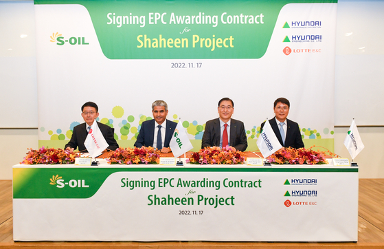 From left, Lotte E&C CEO Ha Suk-joo, S-Oil CEO Hussain A. Al-Qahtani, Hyundai E&C CEO Yoon Young-joon and Hyundai Engineering CEO Hong Hyeon-sung sign an MOU regarding the Shaheen project at the Korea Chamber of Commerce and Industry's headquarters in Seoul on Thursday. [S-OIL]