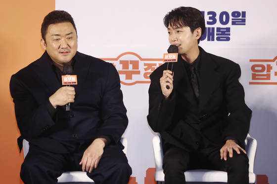 Actors Ma Dong-seok, left, and Jung Kyung-ho discuss their upcoming comedy film "Men of Plastic" which is set to premiere Nov. 30. [YONHAP]