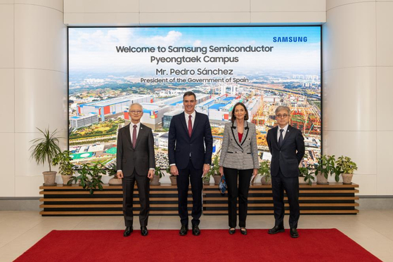 From left, Samsung Electronics DS CEO Kyung Kye-hyun, Spanish Prime Minister Pedro Sanchez, Spain Industry Minister Reyes Maroto and Samsung Electronics foundry business president and general manager Choi Si-young pose at the Samsung Electronics Pyeongtaek Campus, the world’s largest semiconductor production complex, on Thursday. This is the first time that a Spanish Prime Minister toured the facility. Sanchez discussed semiconductor chip cooperation between the two countries. U.S. President Joe Biden visited and Germany President Frank-Walter Steinmeier have visited the facility. [EMBASSY OF SPAIN IN REPUBLIC OF KOREA]