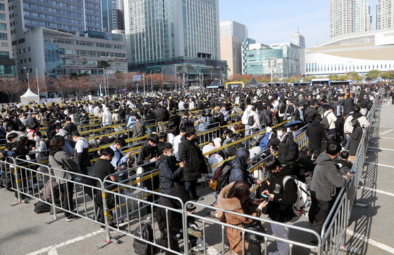 Thousands of visitors to G-Star 2022 are lined up outside Bexco, Busan on Thursday morning. [YONHAP]