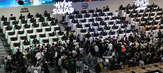 Visitors try out new games at the G-Star 2022 game festival at Bexco, Busan, on Thursday. [SONG BONG-GEUN]