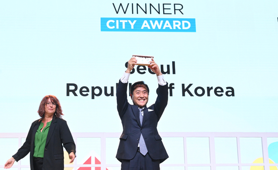 Kang Yo-sik, president of the Seoul Digital Foundation, pose for a picture at the the World Smart City Awards presented annually by the Smart City Expo World Congress (Scewc) in Barcelona on Wednesday. [SEOUL METROPOLITAN GOVERNMENT]