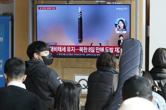 South Koreans watch news of North Korea's latest short-range ballistic missile launch at the Seoul Station in central Seoul Thursday. Earlier that day, the North’s Foreign Ministry threatened ″fiercer″ military responses to the U.S. committing to bolstering extended deterrence to South Korea and Japan. [AP/YONHAP]