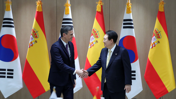 Spain's Prime Minister Pedro Sanchez and President Yoon Suk-yeol at the president's office in Yongsan in Seoul, Thursday. [JOINT PRESS CORPS]