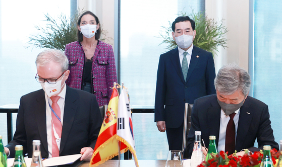Spanish Ambassador to Korea Guillermo Kirkpatrick de la Vega, left, and Korea Trade Insurance Corp. CEO Lee In-ho signs an MOU at Four Seasons Hotel in Seoul on Friday with Spain’s Minister of Industry Reyes Maroto and Korean Minister of Trade, Industry and Energy Lee Chang-yang in attendance. [MINISTRY OF TRADE, INDUTRY AND ENERGY]