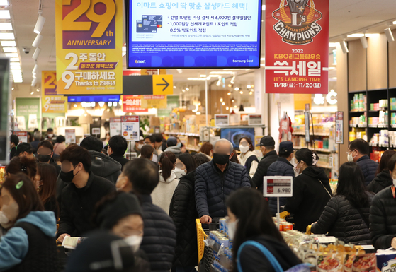 People visit Emart's branch in Wolgye-dong, northern Seoul, on Friday, the starting day of a promotion celebrating the SSG Landers winning the 2022 Korean Series. [NEWS1]